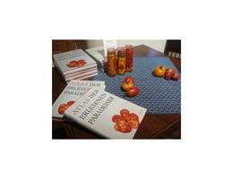 <p>Es war eine wundersch&ouml;ne Tomatenernte und Buchpr&auml;sentation. Wir danken f&uuml;r die freundliche Einladung und freuen uns nun darauf die herrlichen Tomatenrezepte nachzukochen.</p>
<p><a class="more_01" href="Tomaten-Rezepte/" target="_blank">Hier geht es zu unserer Tomaten-Themenwelt</a></p>