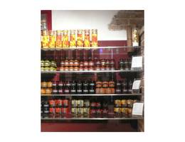 <p>Und die Großen durften sich nach der Tomatenernte auf Erich Stekovics fein verarbeitete Chili- und Tomatenspezialitäten freuen.</p> <p>Und die Großen durften sich nach der Tomatenernte auf Erich Stekovics fein verarbeitete Chili- und Tomatenspezialitäten freuen.</p>