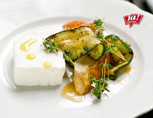 	Ziegenmilchterrinne mit Bio-Zucchini und Bio-Hendlbrust