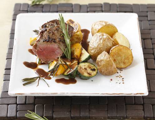 Hüftsteak mit Rosmarinsauce, Zucchini und Ofenkartoffel Rezept ... Hüftsteak mit Rosmarinsauce, Zucchini und Ofenkartoffel Rezept ...