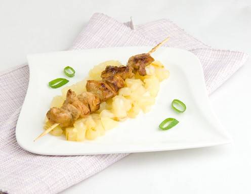 Marinierte Hühnerspießchen auf karamellisierten Ananas