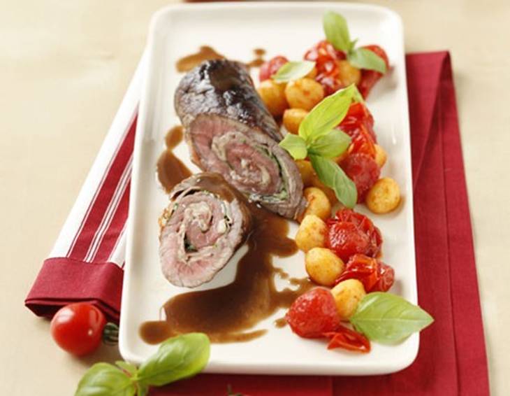 Rindsroulade mit Prosciutto und Parmesan gefüllt und Gnocchi Rindsroulade mit Prosciutto und Parmesan gefüllt und Gnocchi