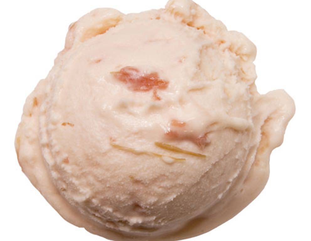 Rhabarber-Eis mit Stevia mit marinierten Erdbeeren Rhabarber-Eis mit Stevia mit marinierten Erdbeeren