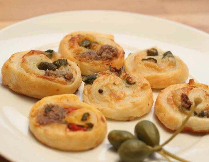 Blätterteigschnecken mit Anchovis Blätterteigschnecken mit Anchovis