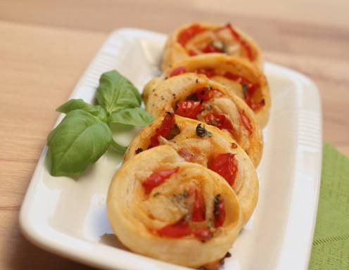 Blätterteigschnecken mit Tomaten und Basilikum Rezept - ichkoche.at Blätterteigschnecken mit Tomaten und Basilikum Rezept - ichkoche.at