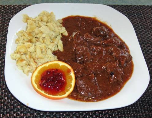 Hirschgulasch mit Preiselbeeren