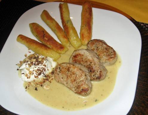 Nusslan vom Schweinsfilet im Holunderblütensaft'l mit gerösteten Haselnüsse