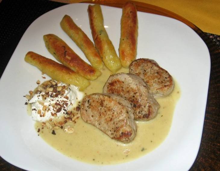 Nusslan vom Schweinsfilet im Holunderblütensaft'l mit gerösteten Haselnüssen Nusslan vom Schweinsfilet im Holunderblütensaft'l mit gerösteten Haselnüssen