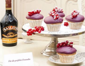 „Für die perfekte Freundin” Baileys Crème Caramel Cupcake mit flüssigem Kern