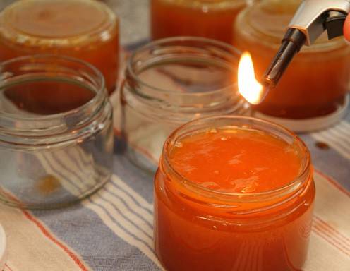 <p>Den Alkohol auf der Marillenmarmelade anz&uuml;nden.</p>