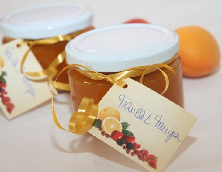 Marillenmarmelade mit Marzipanstückchen Marillenmarmelade mit Marzipanstückchen