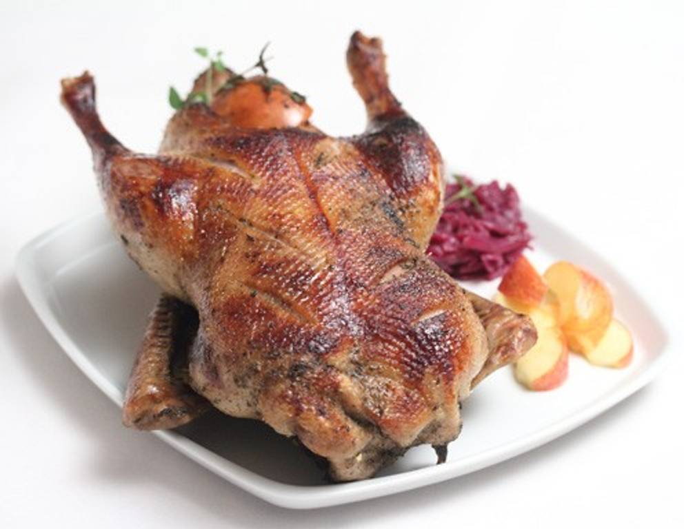 Gebratene Ente mit Fülle und Äpfeln Gebratene Ente mit Fülle und Äpfeln