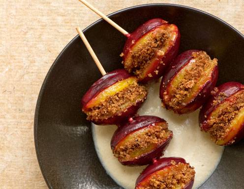 Zwetschgenspießchen mit Mandel-Zimt-Füllung