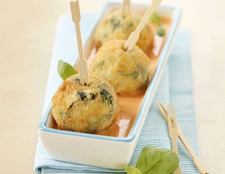 Gebackene Blattspinat-Risottoknödel mit Schafkäse auf Paprikasauce Gebackene Blattspinat-Risottoknödel mit Schafkäse auf Paprikasauce