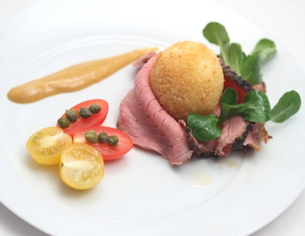 Roastbeef mit gebackenem Ei Roastbeef mit gebackenem Ei