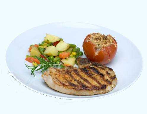 Grillkotelett mit Erdäpfel-Gemüse-Pfanne und überbackener Tomate Rezept ...