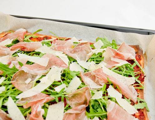 Pizza mit Rucola und Rohschinken