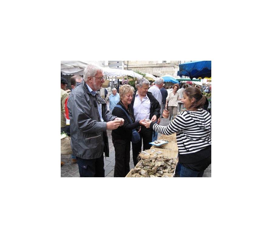 <p>Austernverkostung am Markt von Libourne</p>
