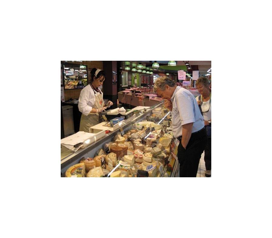 <p>Bei der K&auml;se-Auswahl wird das Einkaufen zum Erlebnis</p>