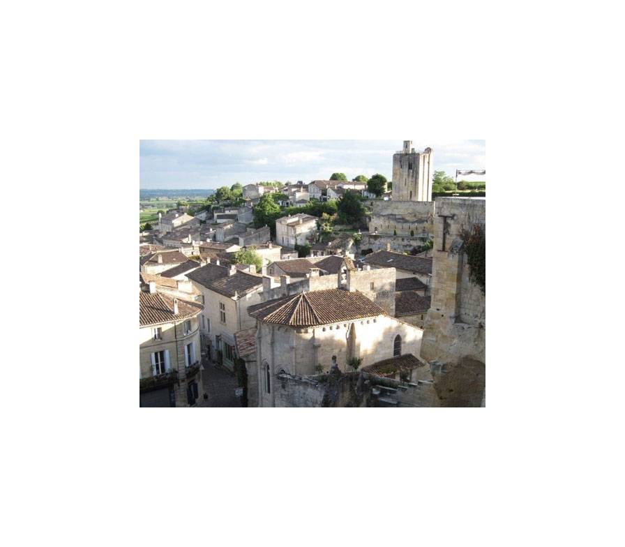 <p>Blick &uuml;ber die D&auml;cher von Saint-Emilion, UNESCO Weltkulturerbe</p>