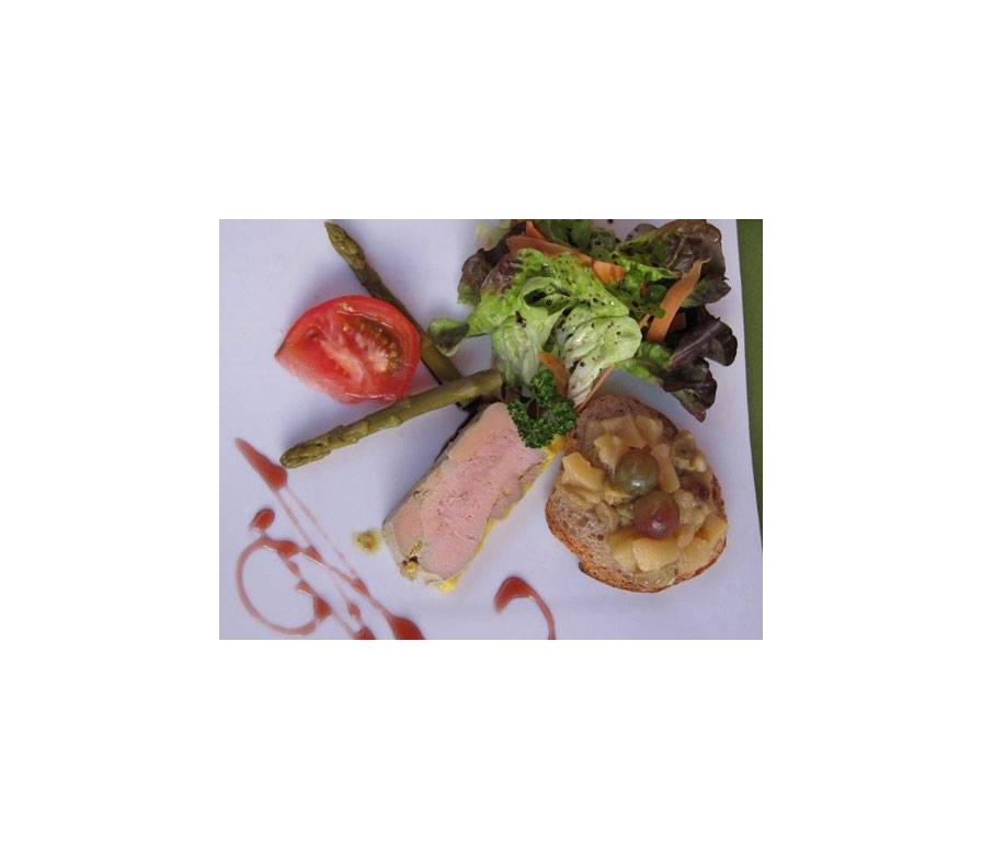 <p>Entenleber mit gr&uuml;nem Spargel auf Blattsalat</p>