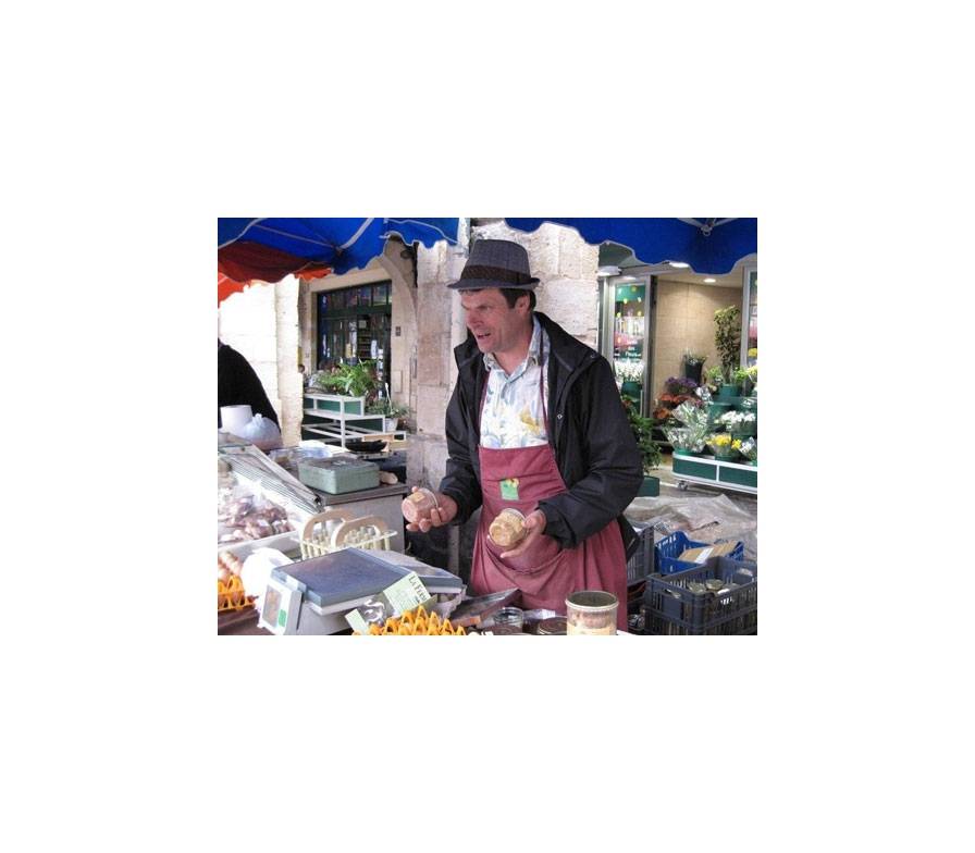 <p>Entenz&uuml;chter mit seinen Produkten am Markt von Libourne</p>