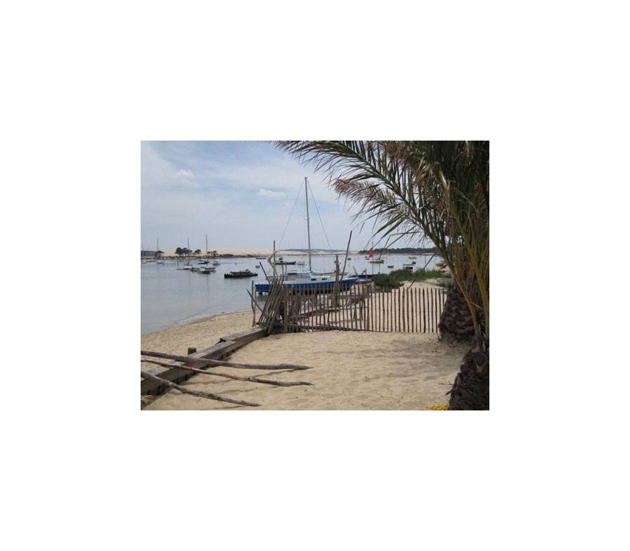 <p>Fischerhafen am Cap Ferret, D&uuml;ne Pyla im Hintergrund</p>