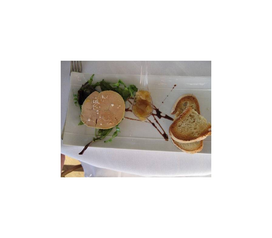<p>Fois-gras-de-canard mit Zwiebelkonfit&uuml;re auf Salatbett mit Balsamicoessig</p>