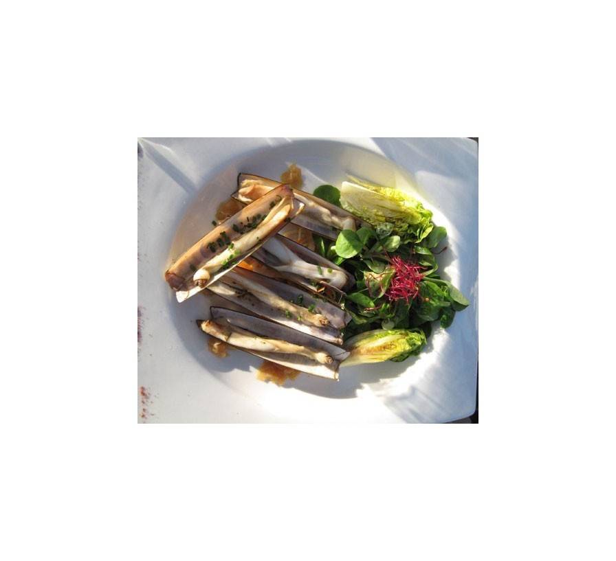 <p>Messermuscheln mit Blattsalat</p>