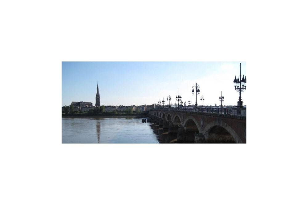 <p>Pont de Pierre mit der gotischen Kirche Saint Michel</p>