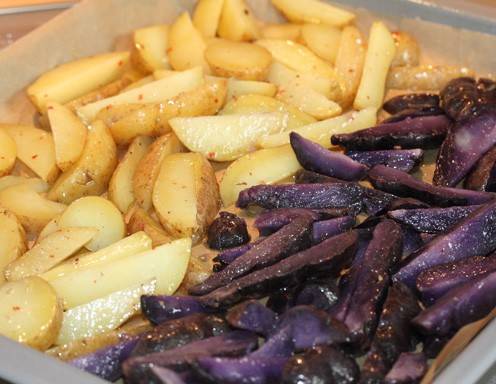 Erdäpfel Wedges - probieren Sie mal die Variante mit violetten Kartoffeln