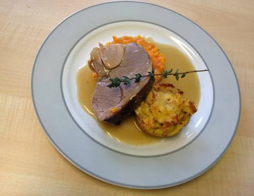 Festliche Lammkeule mit duftenem Karotten-Vanille-Stampf und flaumigen Erdäpfel 