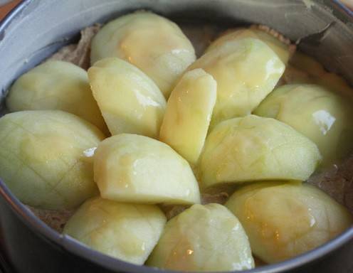 Apfelkuchen - auch bevor er im Backrohr ist, ein geschmackiger Anblick