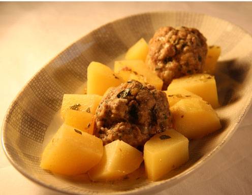 Gedämpfte faschierte Rinderlaibchen Rezept auf Senf-Kräuterkartoffeln gegart