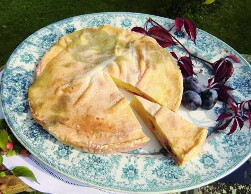 Topfenstrudel-Torte mit Zwetschken