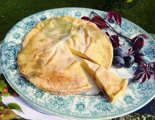 Topfenstrudel Torte mit Zwetschken Rezept