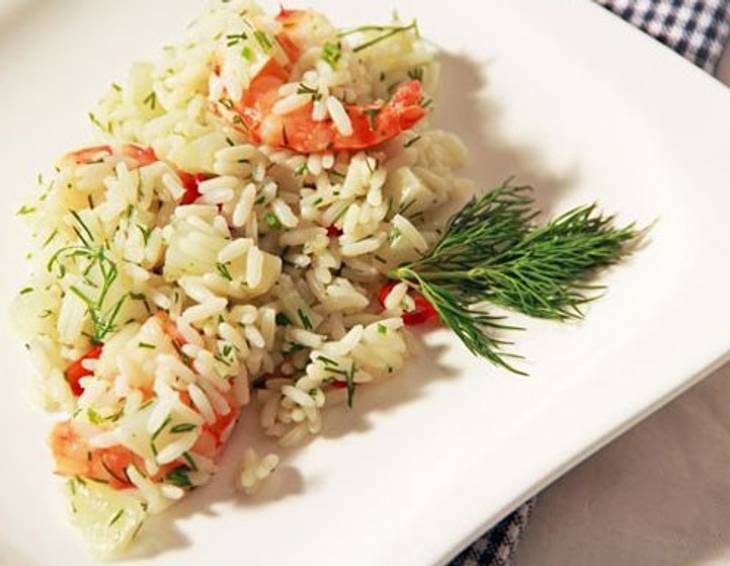 Pikanter Dill-Reissalat mit Garnelen aus dem Dampfgarer Pikanter Dill-Reissalat mit Garnelen aus dem Dampfgarer