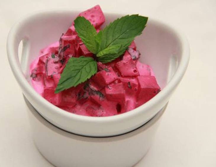 Rote Rüben-Ziegenjoghurt mit Minze aus dem Dampfgarer Rote Rüben-Ziegenjoghurt mit Minze aus dem Dampfgarer
