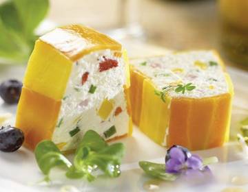 Bunte Gemüse-Topfenterrine auf Vogerlsalat Bunte Gemüse-Topfenterrine auf Vogerlsalat