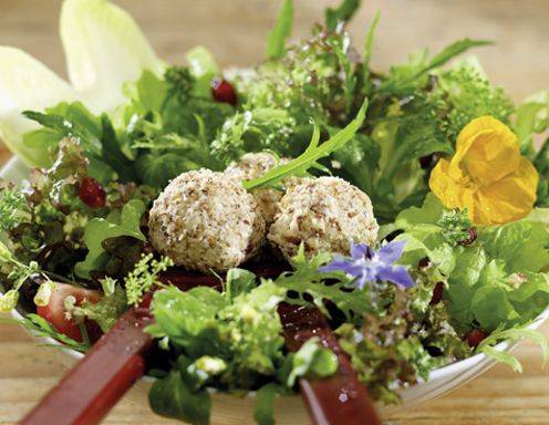 Salat mit Topfenbällchen Rezept