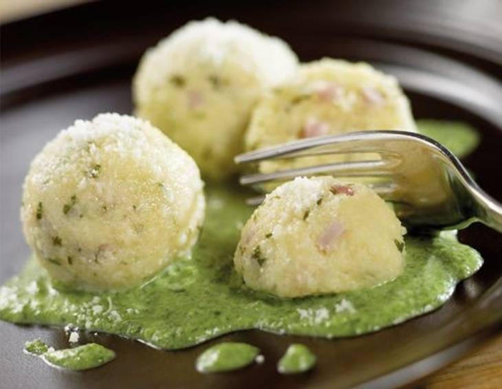 Topfenknödel mit Bärlauchsauce Topfenknödel mit Bärlauchsauce