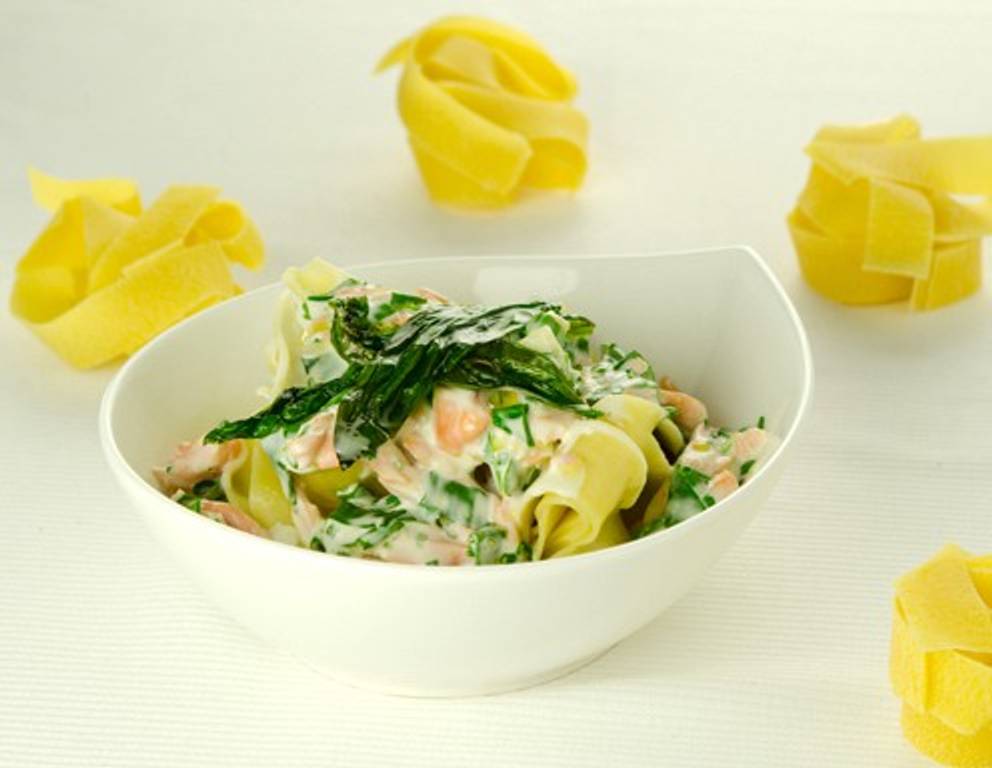 Bärlauch-Tagiatelle mit geräuchertem Lachs Bärlauch-Tagiatelle mit geräuchertem Lachs