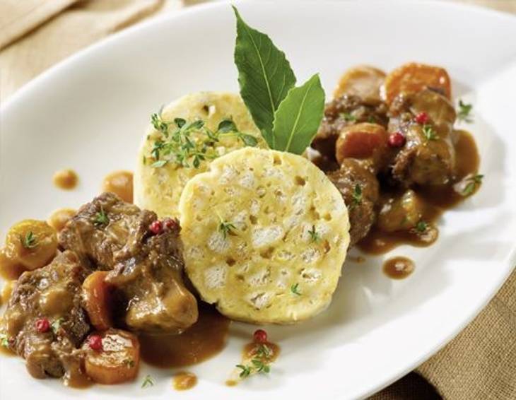 Topfenserviettenknödel mit Rindsragout