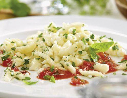 Topfenspätzle mit Paradeisersauce Rezept - ichkoche.ch Topfenspätzle mit Paradeisersauce Rezept - ichkoche.ch