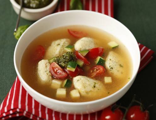 Rinderbouillon mit Topfen-Schnittlauchnockerl, Zucchini ... Rinderbouillon mit Topfen-Schnittlauchnockerl, Zucchini ...