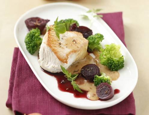 Putensteak in Rahmsauce mit Rotweinschalotten Rezept