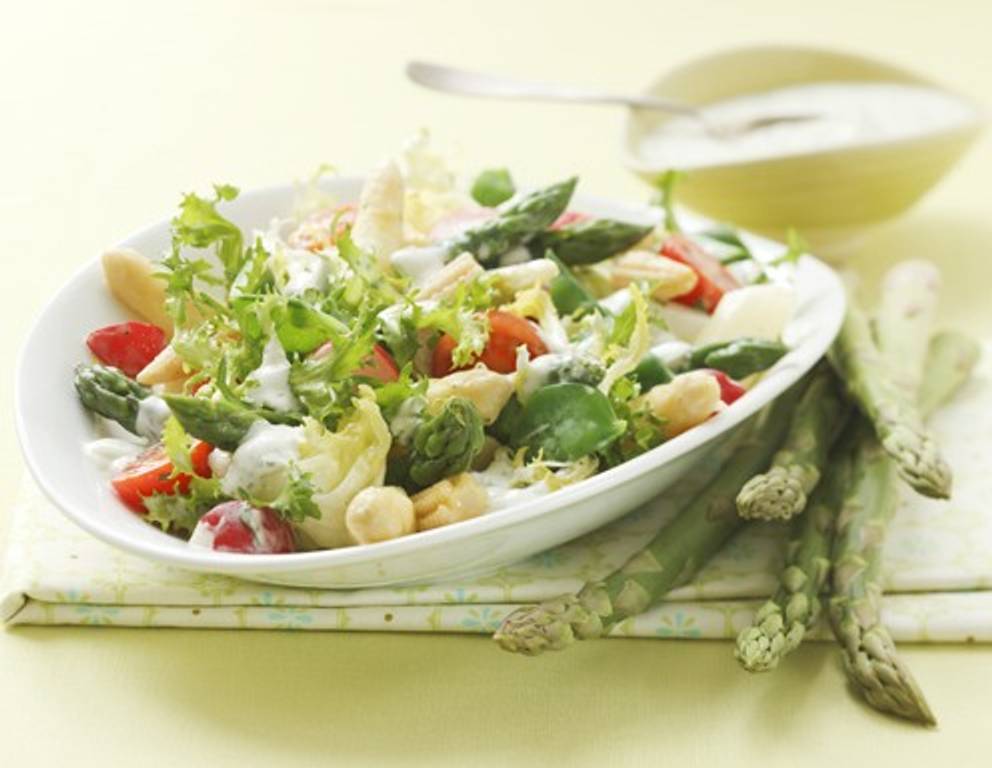 Spargelsalat mit Erbsenschoten und Radieschen Spargelsalat mit Erbsenschoten und Radieschen