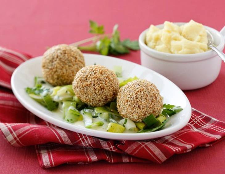 Sesam-Fleischbällchen mit Gemüse und Kräutersauce Sesam-Fleischbällchen mit Gemüse und Kräutersauce