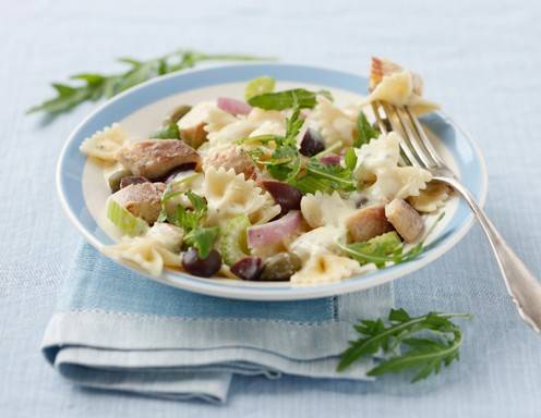 Farfalle mit Räucherfisch, Oliven und Rucola