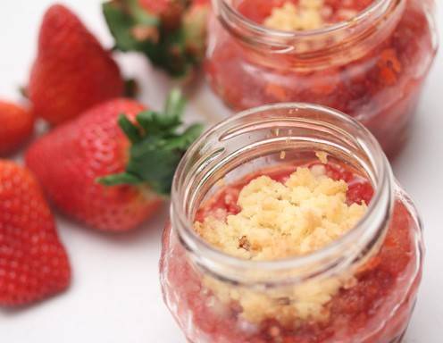 Erdbeercrumble im Glas Rezept